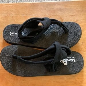 Sanuk Black Yoga Slings Size 10